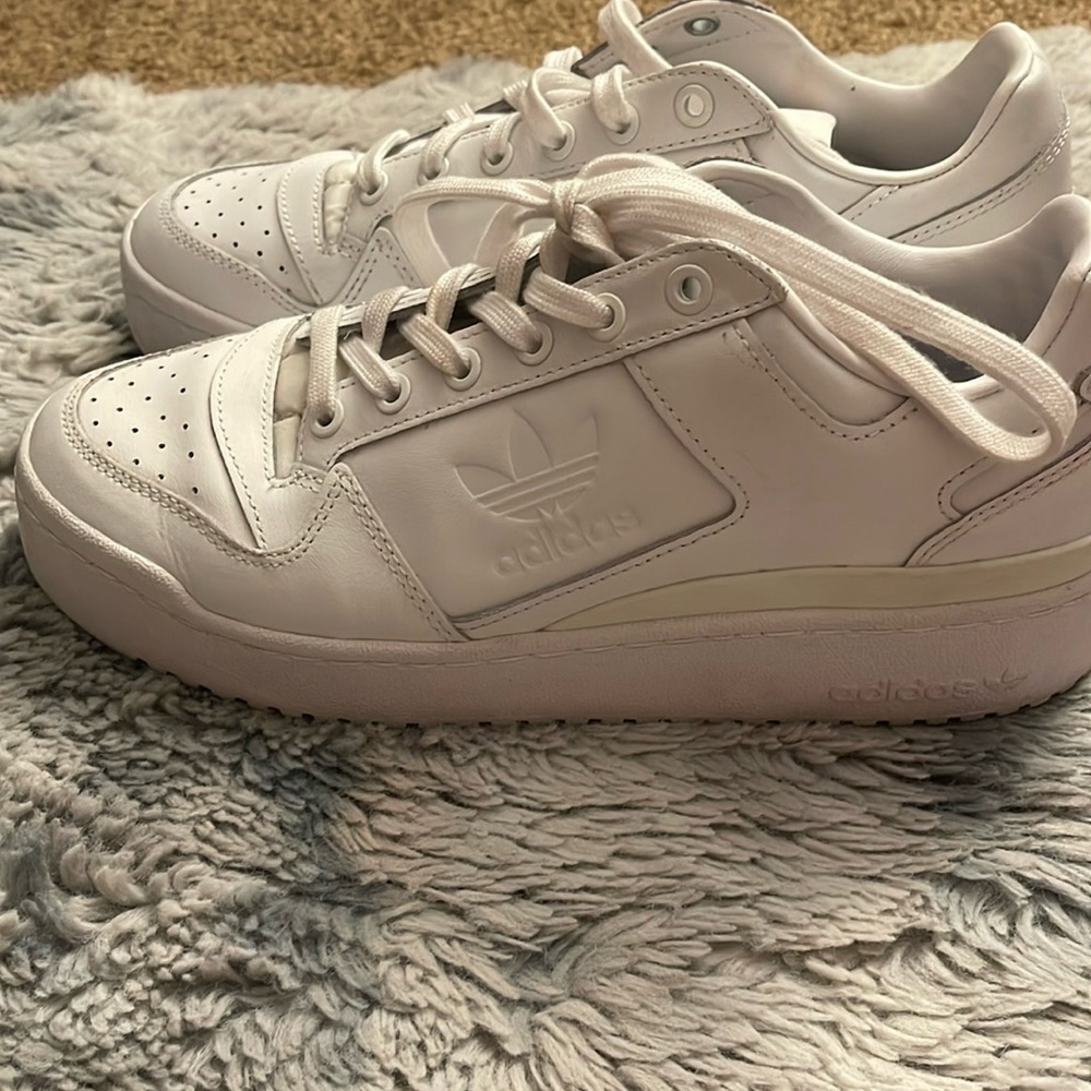 Women’s ADIDAS sneaker